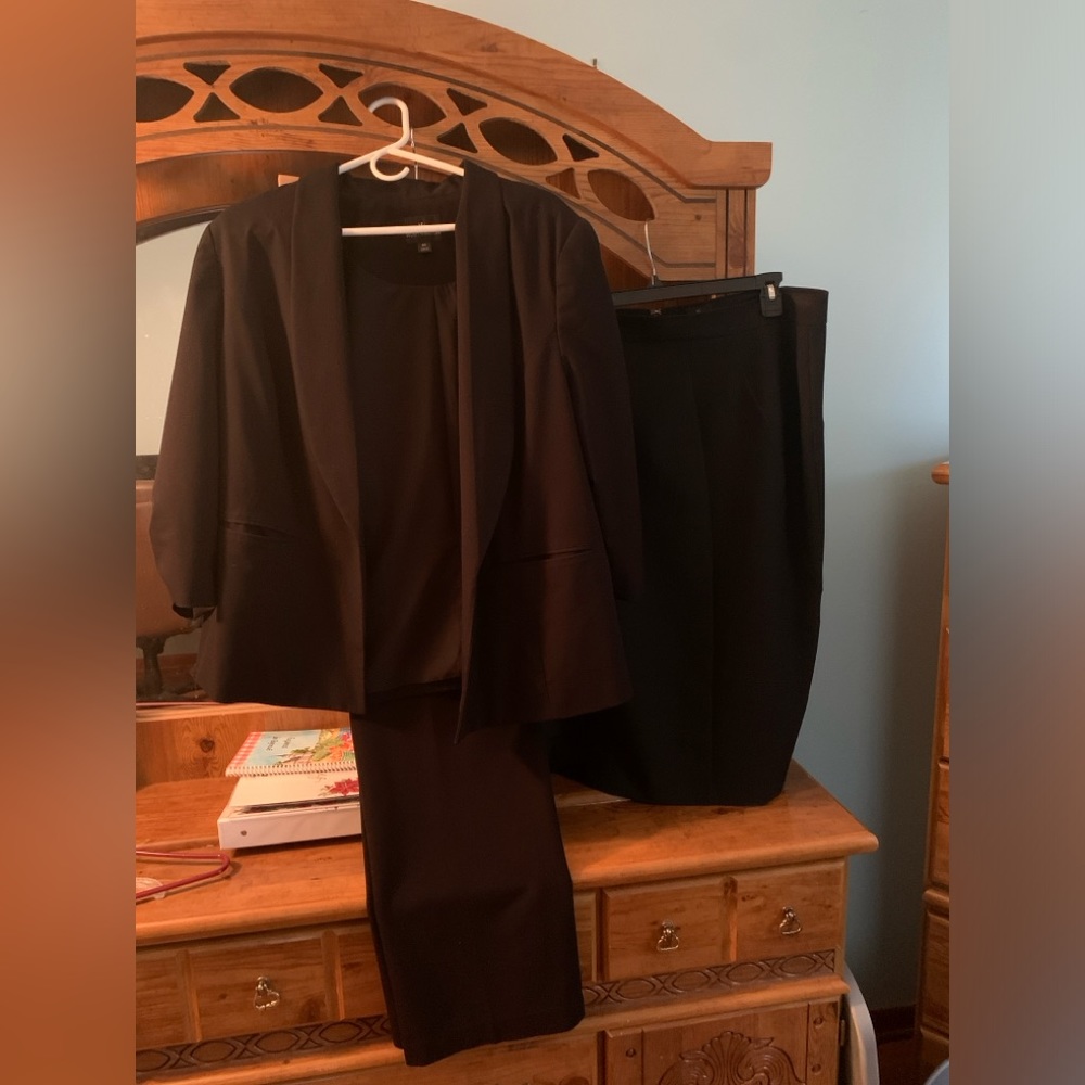 Worthington Size 20w-  3 piece business suit in black.